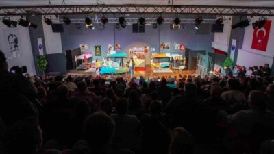 Aydın’ın Didim ilçesinde sanatseverler, ’Kadın Kadına Özgürlük’ adlı tiyatro oyunu