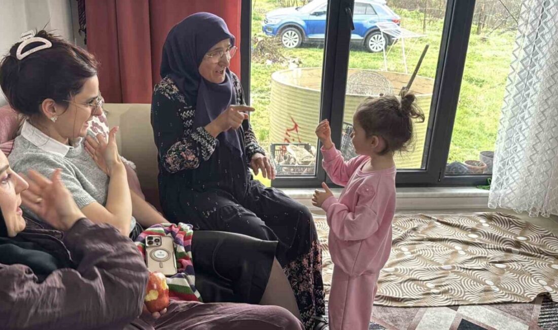 Sakarya’da yaşayan işitme engelli anne ve baba, bayramda çocukları ve