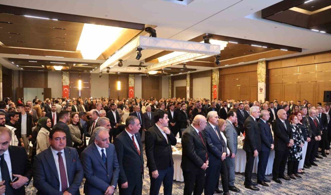 Diyarbakır Valiliği ev sahipliğinde düzenlenen programda vatandaşlar, milletvekilleri, kurum müdürleri