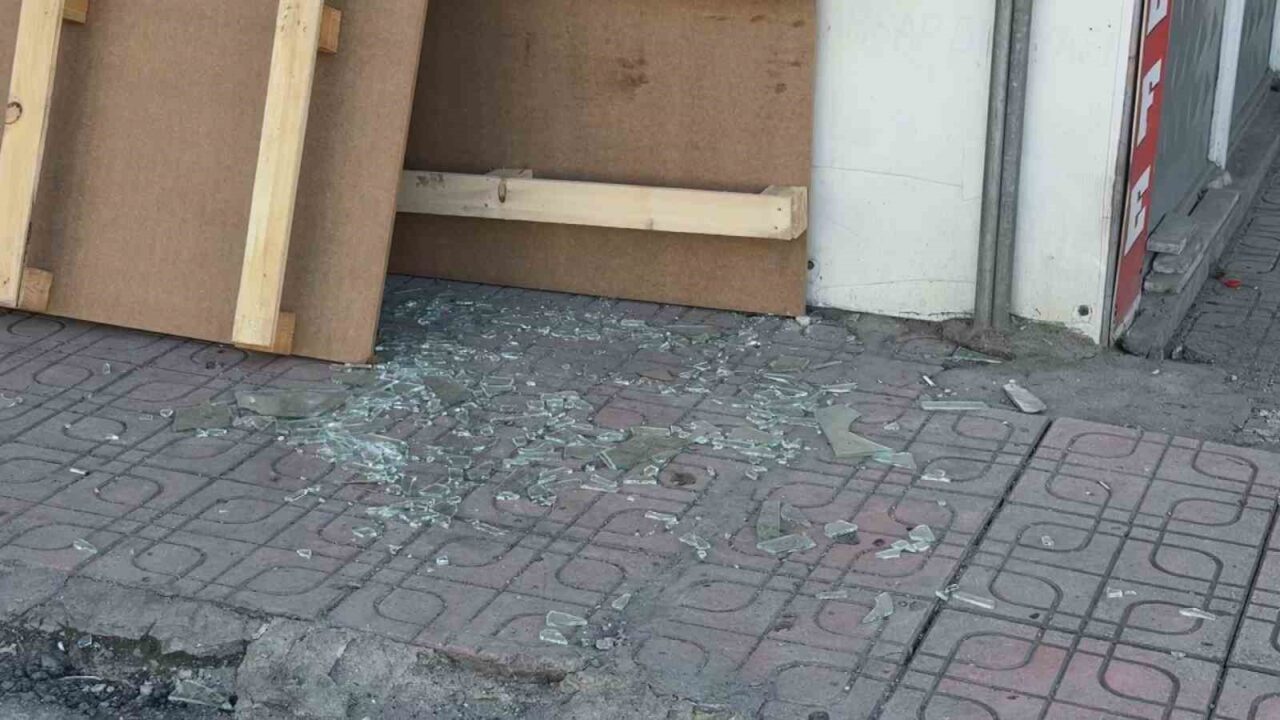 Diyarbakır’ın Yenişehir ilçesinde iki hafif ticari aracın çarpışması sonucu kontrolden