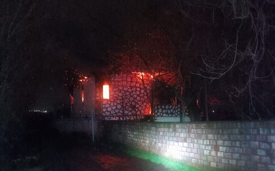 Diyarbakır’da bir çiftlikte çıkan yangın, itfaiye ekiplerinin müdahalesiyle kontrol altına