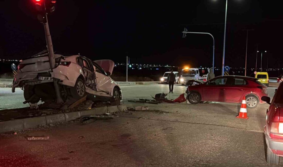 Diyarbakır’ın merkez Bağlar ilçesinde iki otomobilin çarpıştığı kazada 3 kişi