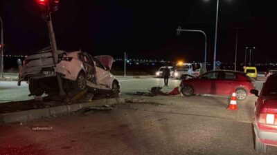 Diyarbakır’ın merkez Bağlar ilçesinde iki otomobilin çarpıştığı kazada 3 kişi
