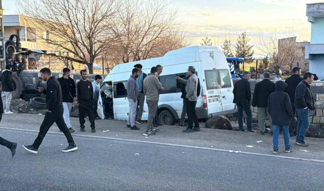 Diyarbakır’ın merkez Bağlar ilçesinde tekstil işçilerini taşıyan minibüsün duvara çarpması