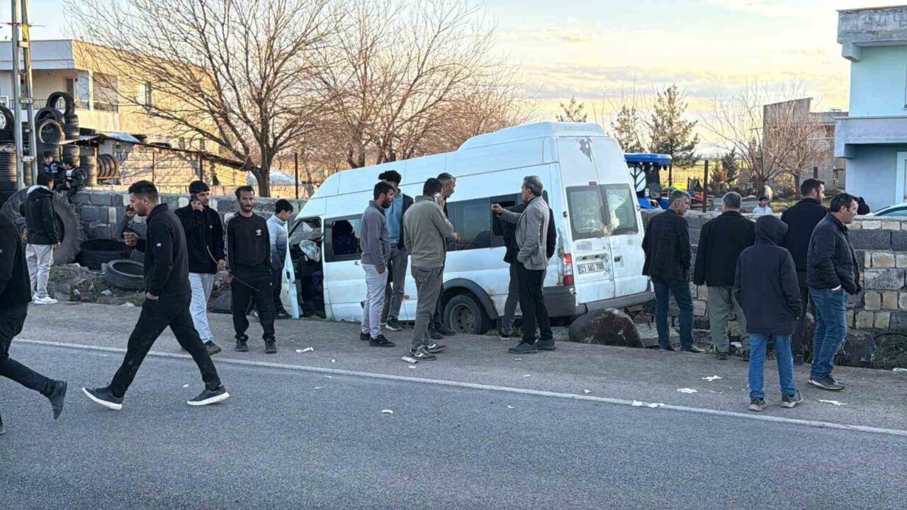Diyarbakır’ın merkez Bağlar ilçesinde tekstil işçilerini taşıyan minibüsün duvara çarpması