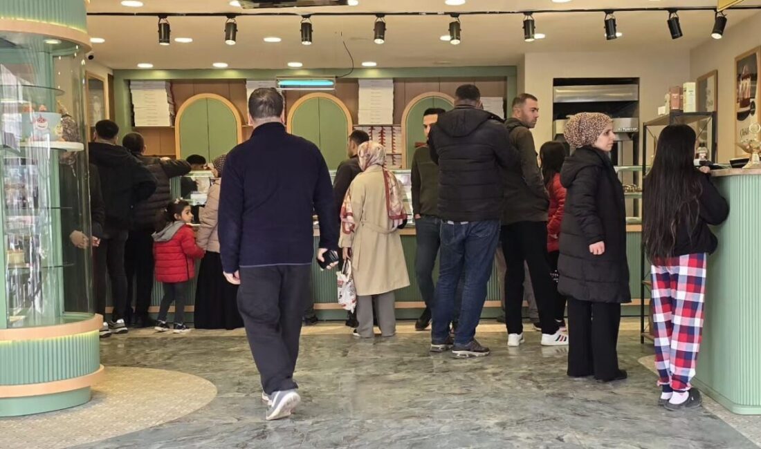 Diyarbakır’da 41 yıllık Hacıbaba Pastanelerinde Ramazan Bayramı yoğunluğu devam ediyor.
