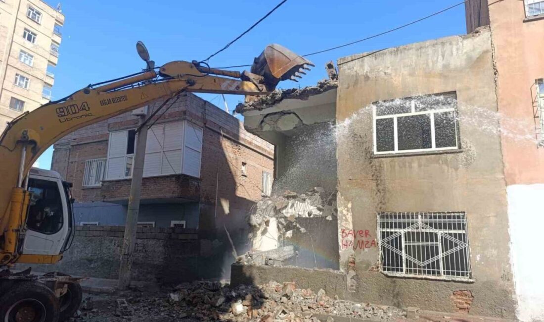 Diyarbakır’ın Bağlar ilçesinde mahalle sakinleri için tehlike oluşturan metruk bina