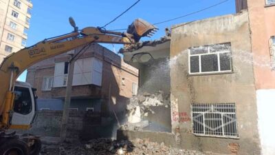 Diyarbakır’ın Bağlar ilçesinde mahalle sakinleri için tehlike oluşturan metruk bina