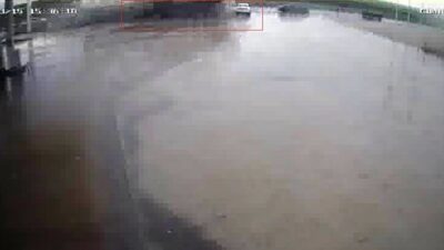 Diyarbakır’da tır, yol kenarındaki otomobile çarpıp yan yattı. Kazada 2