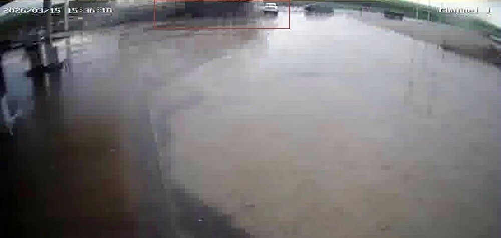 Diyarbakır’da tır, yol kenarındaki otomobile çarpıp yan yattı. Kazada 2