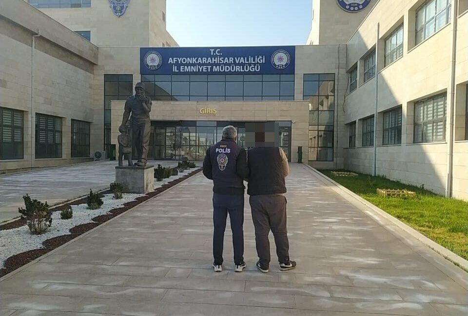 Afyonkarahisar’da dolandırıcılık suçundan 4 yıl hapis cezası ile aranan şahıs