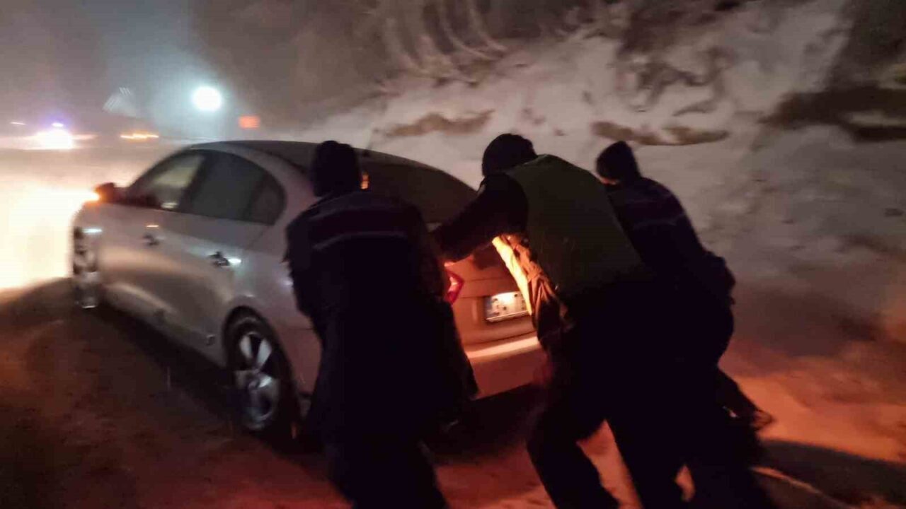 Kütahya’nın Domaniç ilçesinde etkili olan kar yağışı, yüksek kesimlerde hayatı