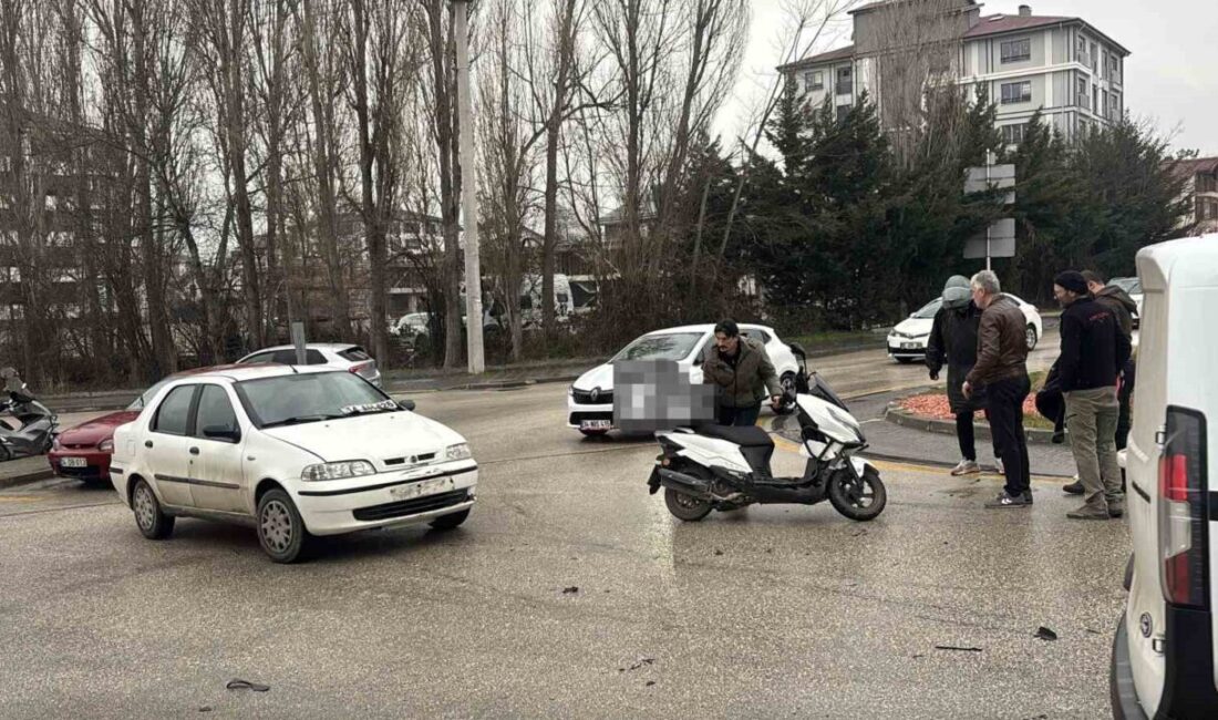 Bolu’da yağmur yağışı sebebiyle kayganlaşan yolda motosiklet ile otomobil çarpıştı.