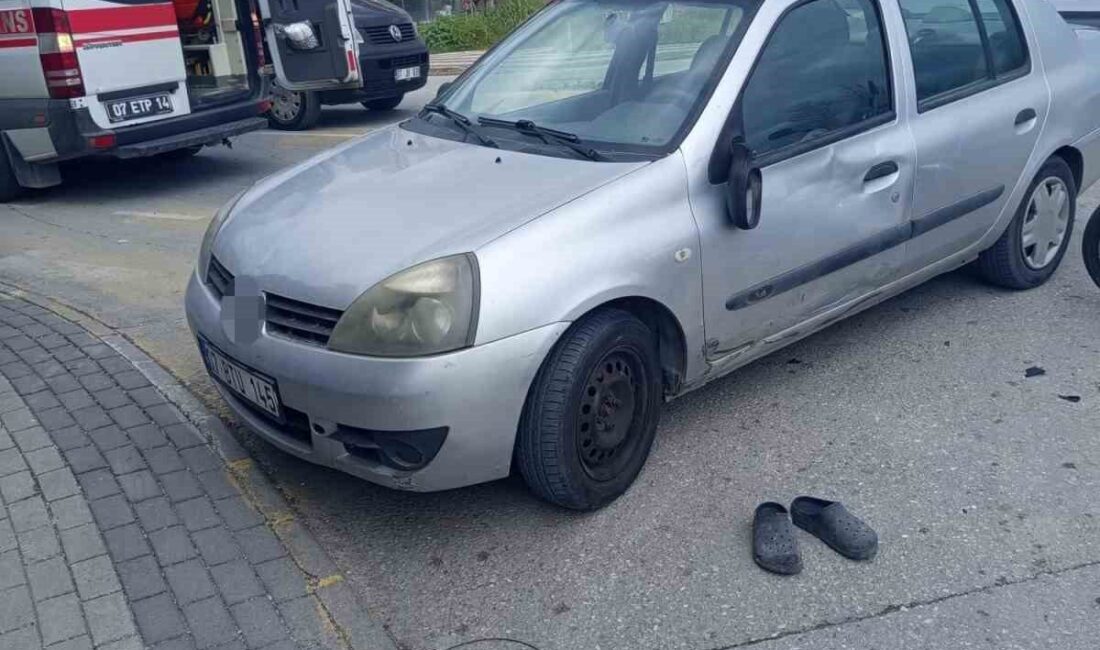 Antalya’nın Manavgat ilçesinde dönüş yasağına uymayarak manevra yapan otomobile, aynı