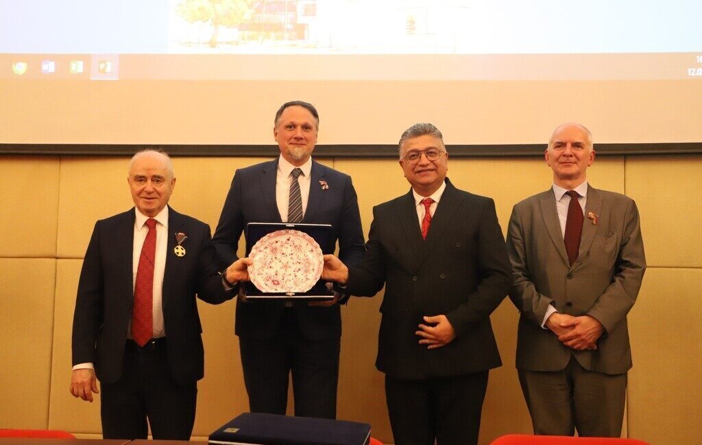 Kütahya Dumlupınar Üniversitesi (DPÜ) ev sahipliğinde, Széchenyi Ödüllü tarihçi Prof.