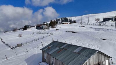 DÜZCE(İHA) – Düzce’de karla kaplı bin 800 rakımlı Kardüz Yaylası