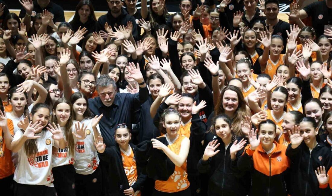 Eczacıbaşı Spor Kulübü, spor okulları kapsamında yürüttüğü Eczacıbaşı Geleceğe Smaç