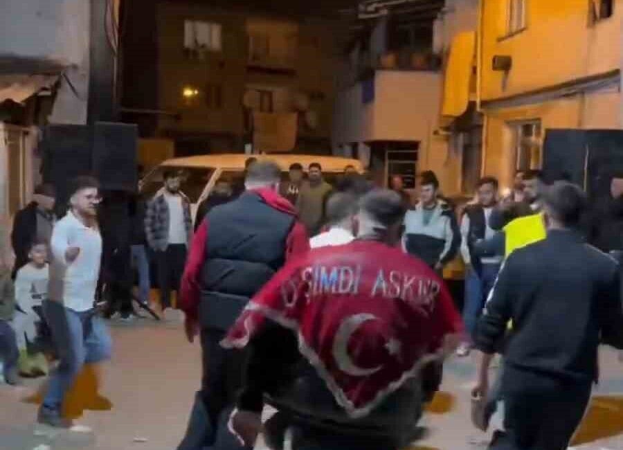 Edirne’de düzenlenen bir asker uğurlama eğlencesi, müzik ve dans gösterileriyle