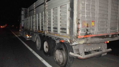 Edirne’nin Keşan ilçesinde meydana gelen trafik kazasında tırın dorsesine arkadan