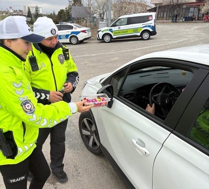 Edirne’nin Uzunköprü ilçesinde, İlçe Emniyet Müdürlüğü ekipleri bayram öncesi farkındalık