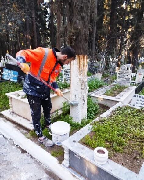 Balıkesir’in Edremit Belediyesi, Ramazan Bayramı öncesi ilçe genelindeki mezarlık ve