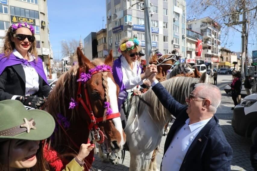 Balıkesir’in Edremit ilçesinde 8 Mart Dünya Kadınlar Günü kapsamında dikkat