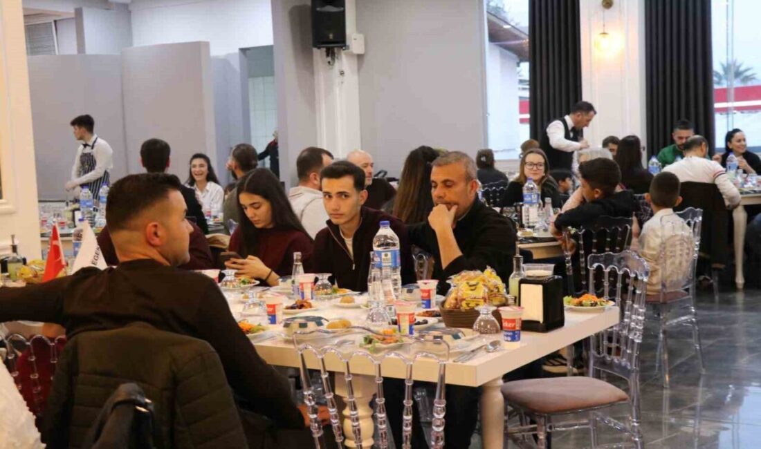 Özel Denizli Egekent Hastanesi’nin düzenlediği iftar programında doktorlar, hemşireler ve