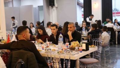 Özel Denizli Egekent Hastanesi’nin düzenlediği iftar programında doktorlar, hemşireler ve