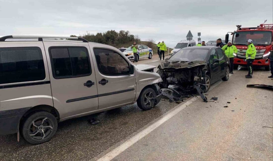 Isparta’nın Eğirdir ilçesinde 3 otomobilin karıştığı zincirleme kazada 8 kişi