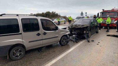 Isparta’nın Eğirdir ilçesinde 3 otomobilin karıştığı zincirleme kazada 8 kişi