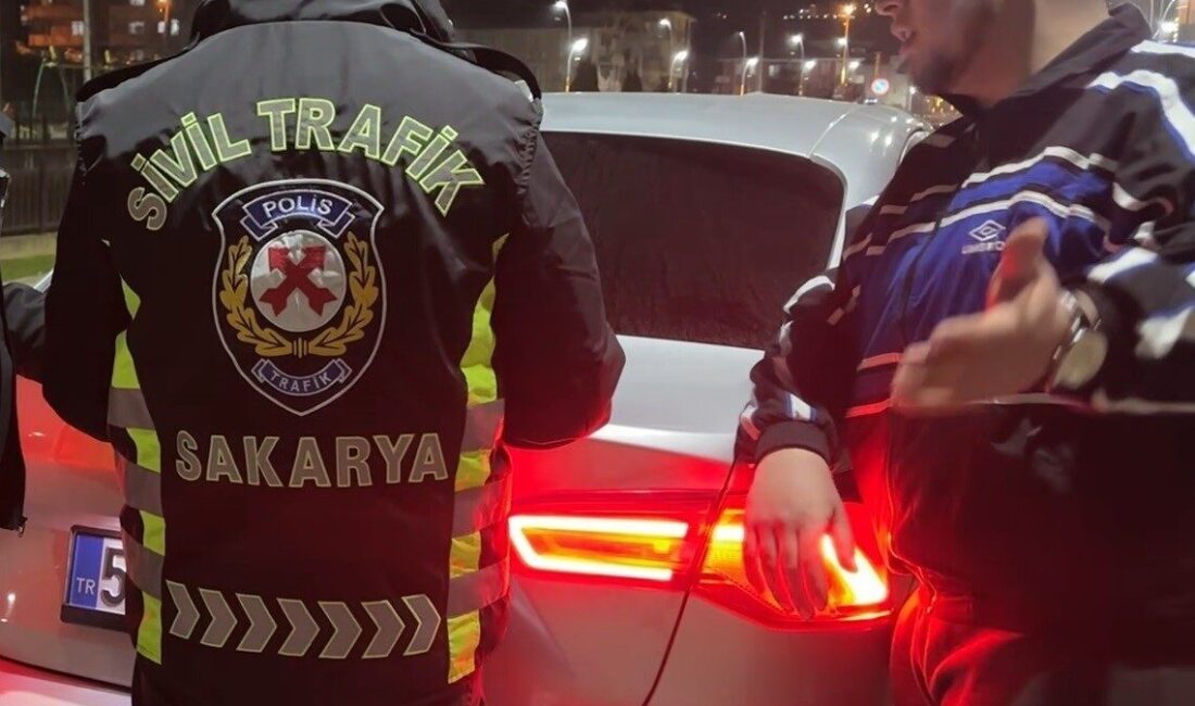 Sakarya’nın Serdivan ilçesinde sivil trafik şube ekiplerince gerçekleştirilen denetimlerde kurallara