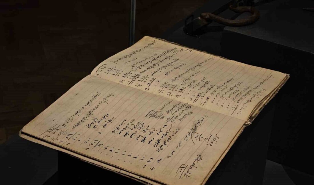 Elazığ’da sergilenen Osmanlı dönemine ait veresiye defteri, ziyaretçilerin yoğun ilgisini