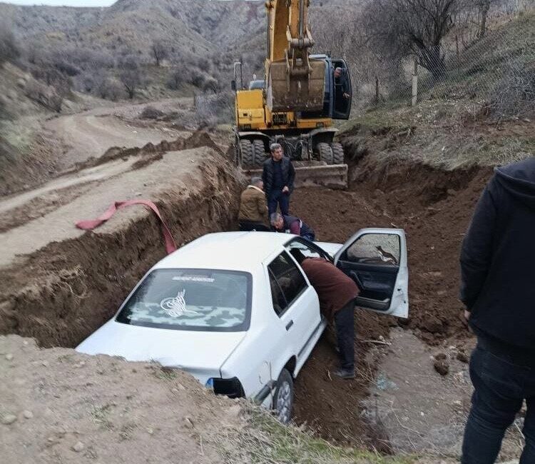 Elazığ’ın Palu ilçesinde çukura düşen otomobil, ekipler tarafından kurtarıldı. Olay,