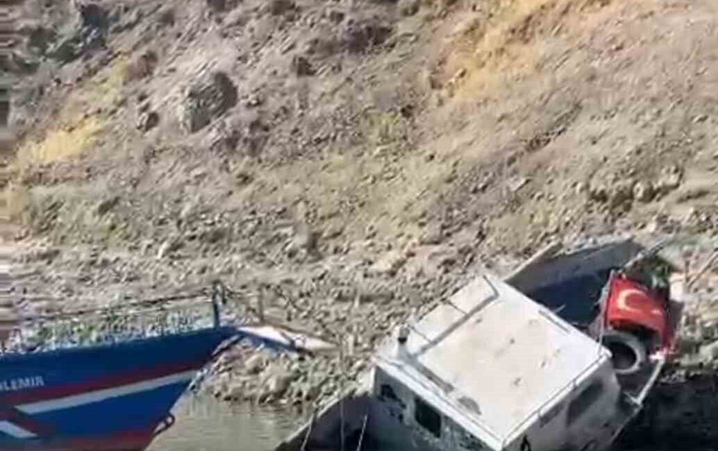 Elazığ’da gece etkili olan fırtınayla birlikte Keban Baraj Gölü Güzelyalı