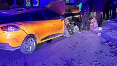 Elazığ’da hafif ticari araçla taksinin çarpıştığı kazada 4 kişi yaralandı.