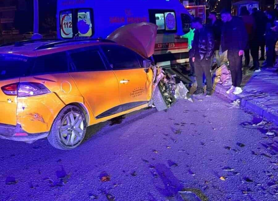 Elazığ’da hafif ticari araçla taksinin çarpıştığı kazada 4 kişi yaralandı.