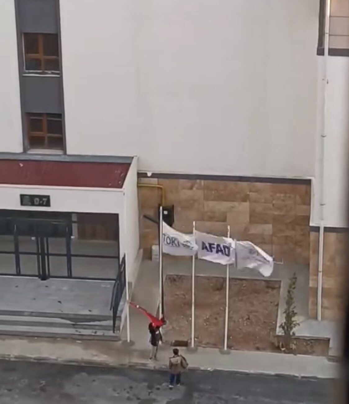 Elazığ’ın Kovancılar ilçesinde yürekleri ısıtan bir olay yaşandı. Bir apartmanın