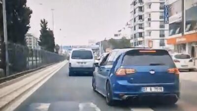 Elazığ’da makas atarak trafiği tehlikeye atan sürücü kameraya yansıdı. Olay,
