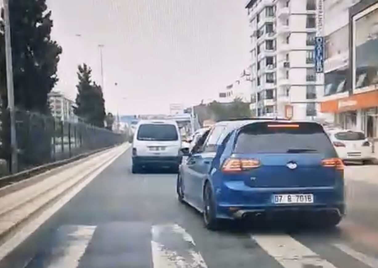 Elazığ’da makas atarak trafiği tehlikeye atan sürücü kameraya yansıdı. Olay,