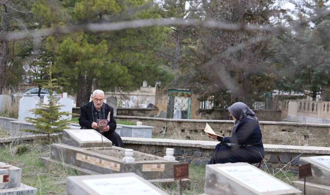 Elazığ’da Ramazan Bayramı öncesi mezarlıklarda ziyaretçi yoğunluğu yaşanmaya başladı. Elazığ