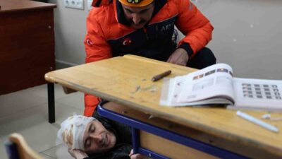 Elazığ’da İhsan Tangülü Ortaokulu’nda 1-7 Mart Deprem Haftası kapsamında deprem