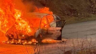 Elazığ’da alevlere teslim olan otomobil küle döndü. Edinilen bilgiye göre,