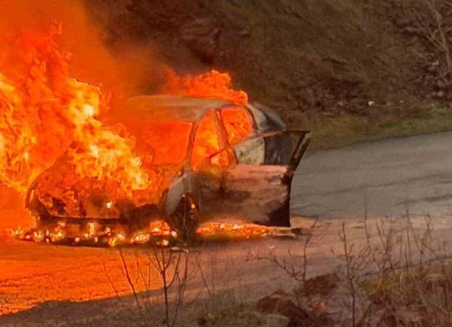 Elazığ’da alevlere teslim olan otomobil küle döndü. Edinilen bilgiye göre,