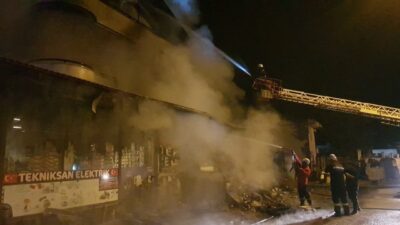 Antalya’nın Kemer ilçesindeki bir elektrik malzemesi satıcısında çıkan yangın mahalledeki