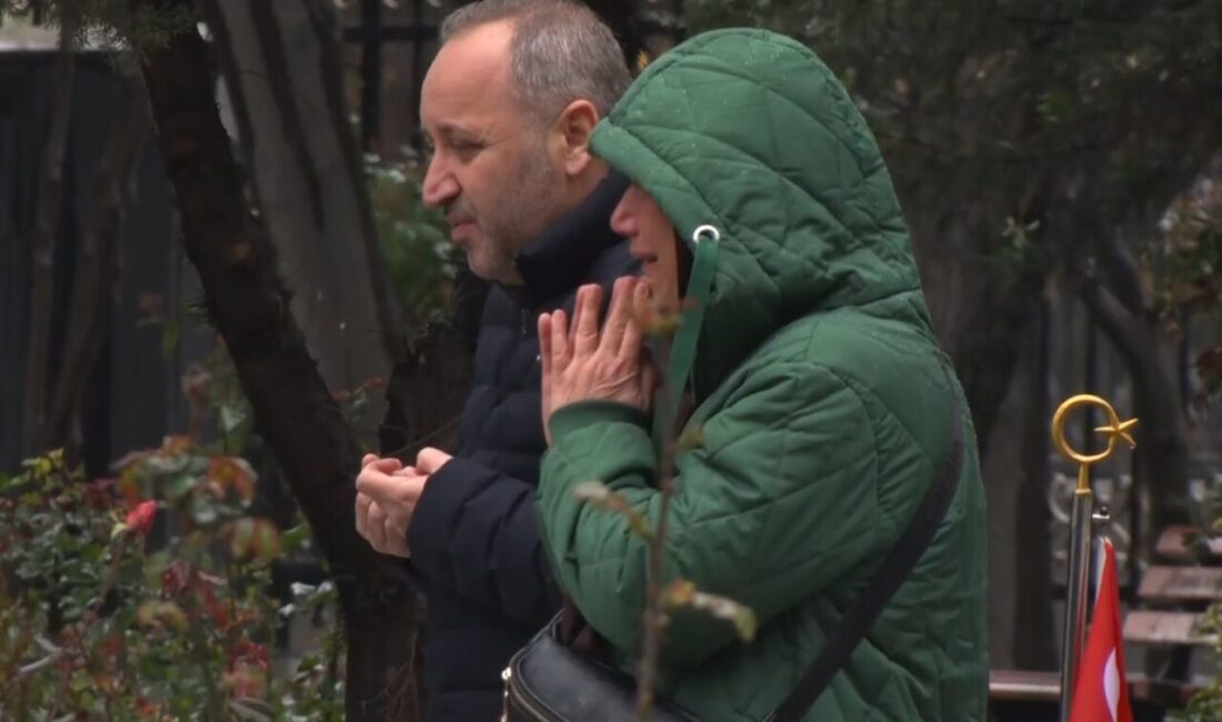 Ramazan Bayramı’nın 1’inci günü Eyüpsultan’da bulunan Edirnekapı Şehitliği’ne gelen vatandaşlar,