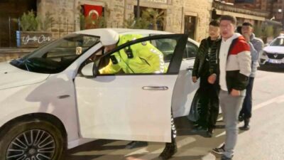 Aksaray’da engelli bir şahsa ait araçla trafikte polise yakalanan gençlere