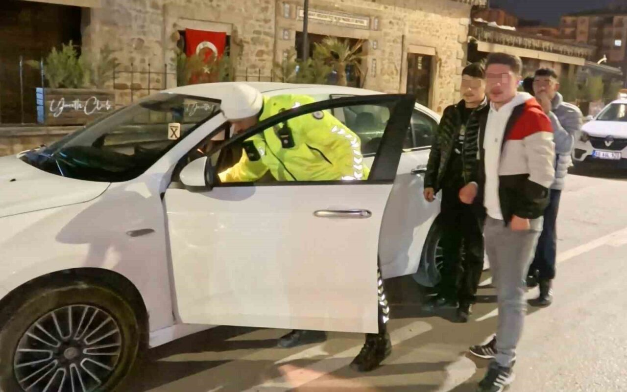Aksaray’da engelli bir şahsa ait araçla trafikte polise yakalanan gençlere