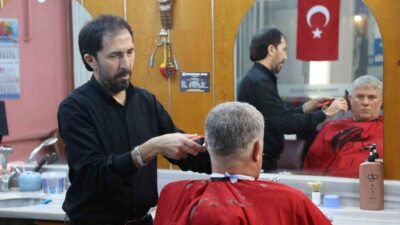 KIRŞEHİR (İHA) – Kırşehir’de berber Hayri Arslan, bayramlar öncesinde geleneksel