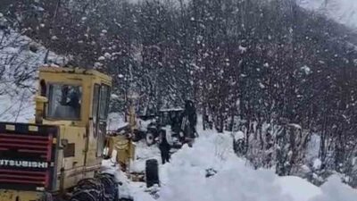 Tokat’ta etkili olan kar yağışı sırasında yola düşerek köy yolunu