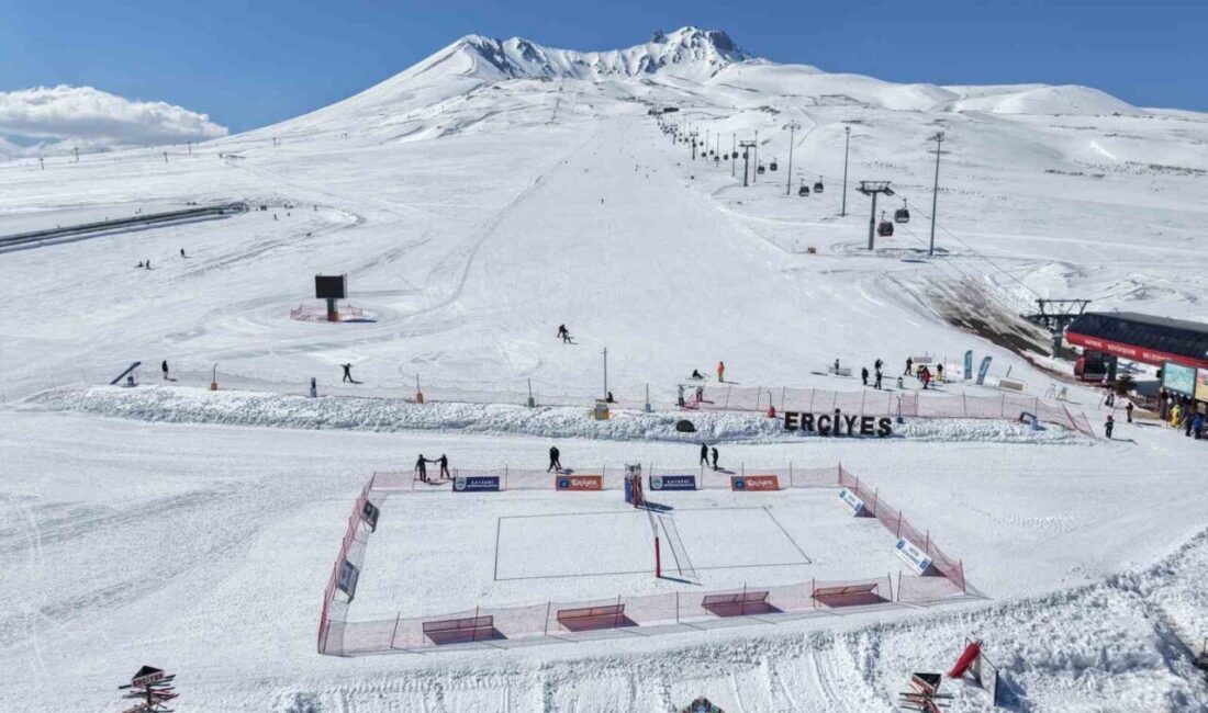 Türkiye’de ilk kez Erciyes Kayak Merkezi’nde hayata geçirilen kar voleybolu,